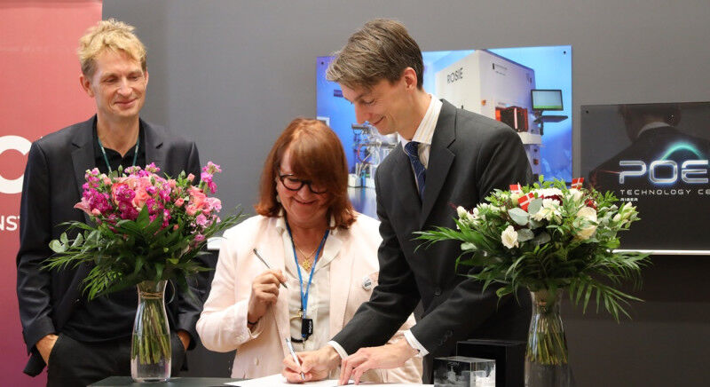 Aftalen om PoeM Technology Center underskrives. Fra venstre: Peter Krogstrup (CE